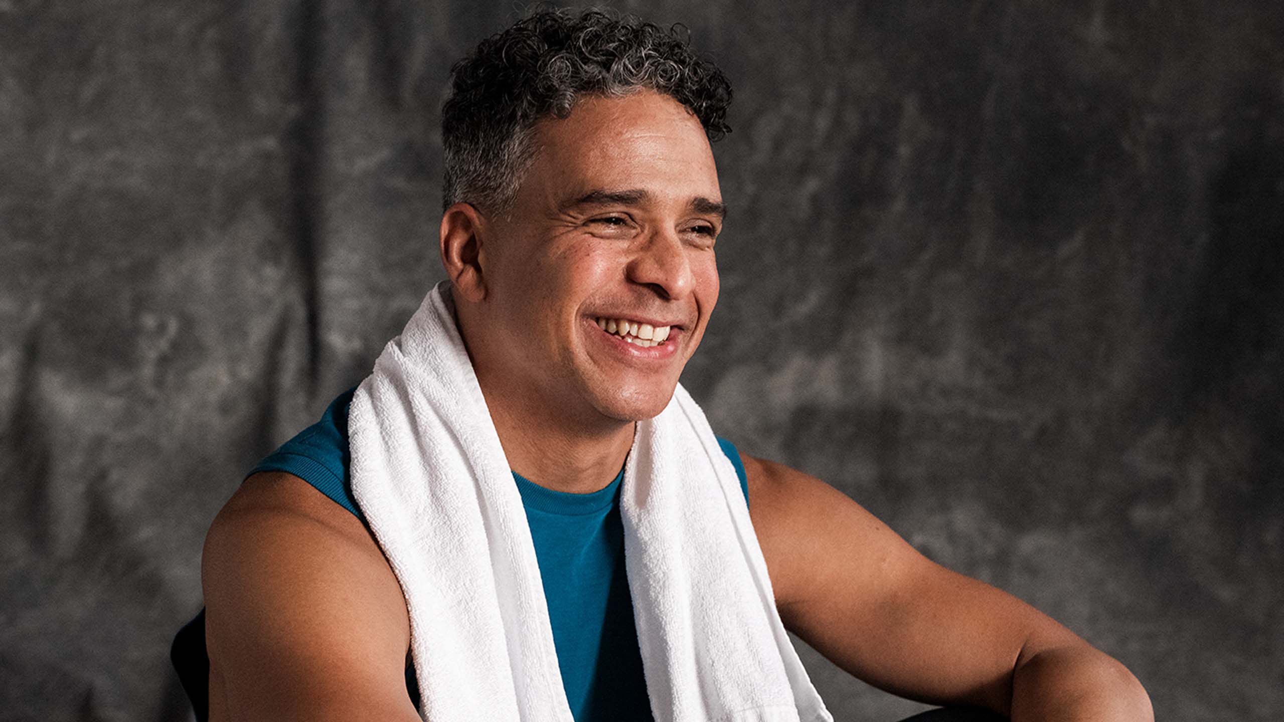 Linssileikkauksessa käynyt mies kuntoilun jälkeen pyyhe olalla